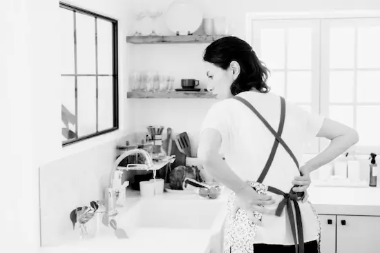 腰痛の女性のイメージ