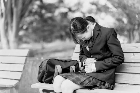 生理痛に悩む女性のイメージ