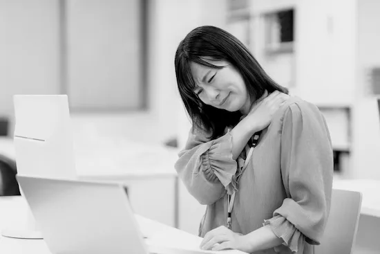 肩こり・首こりに悩む女性のイメージ